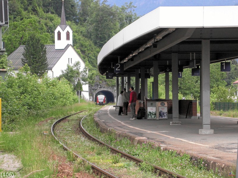 Bahn 106.jpg - Auf Gleis 2 am Haltepunkt Oberstaufen fährt ein Zug ein.
